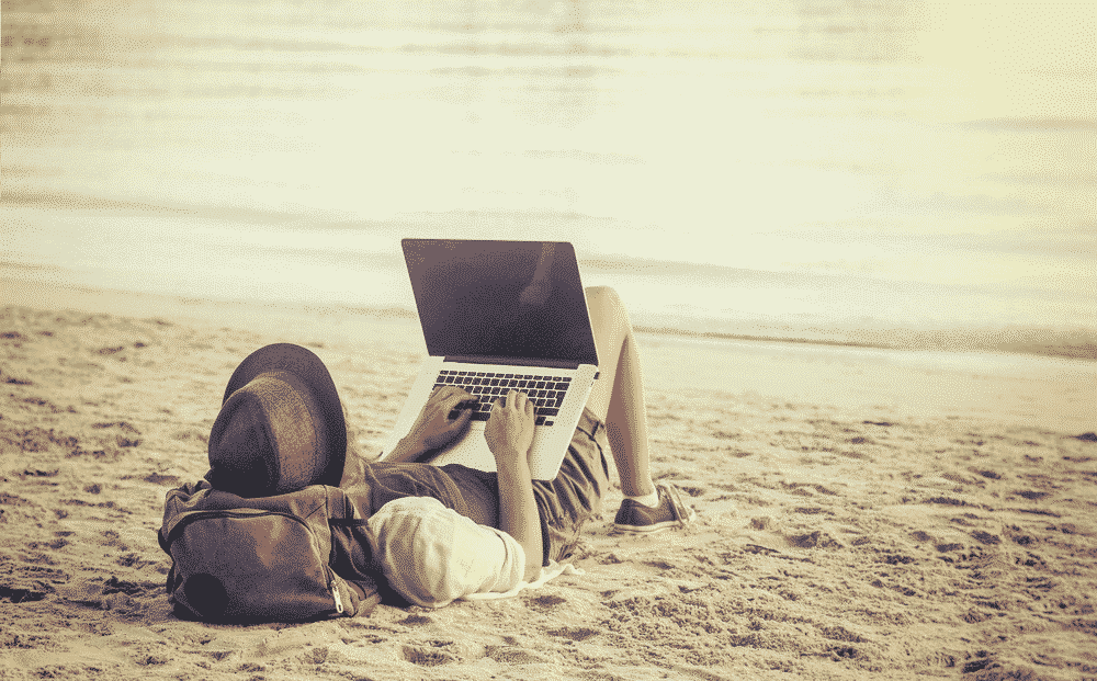 Un digital nomad lavora sulla spiaggia.